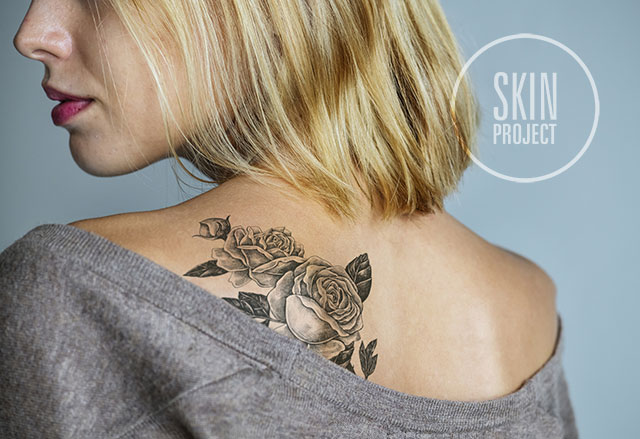 kobieta z tatuażem na plecach róża